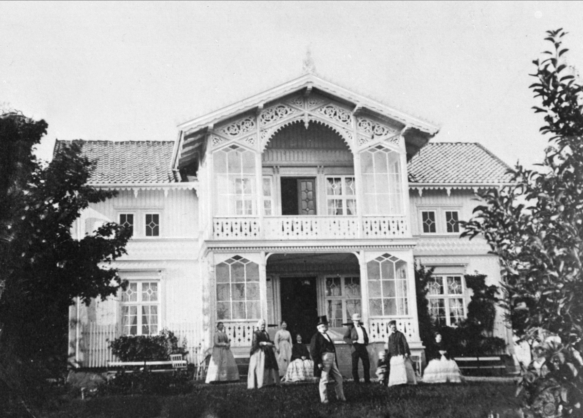 Gustav Borgen, Familie i helgeklar i hagen foran rikt dekorert sveitserhus. Avfotografering(?)
