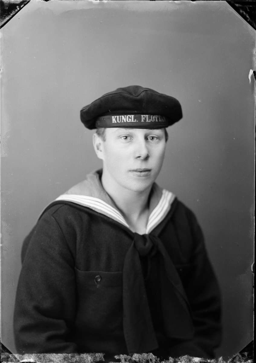 Skötsner-Edhlund, Ung man i sjömansuniform, Östhammar, Uppland
