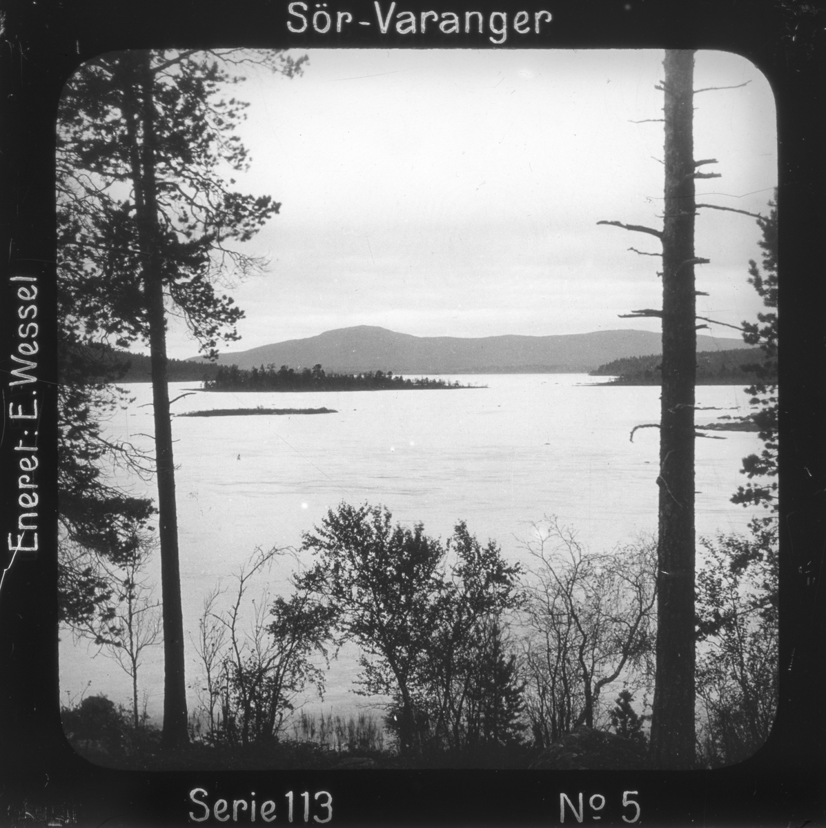 Ellisif Rannveig Wessel, Oversiktsbilde over Vaggatemsjøen, Pasvikdalen, Sør-Varanger, Finnmark, før 1900. Motivet har nr.5 i lysbildeforedraget kalt "I lappernes land - Sør-Varanger", utgitt i Nerliens Lysbilledserier, serie nr 113.