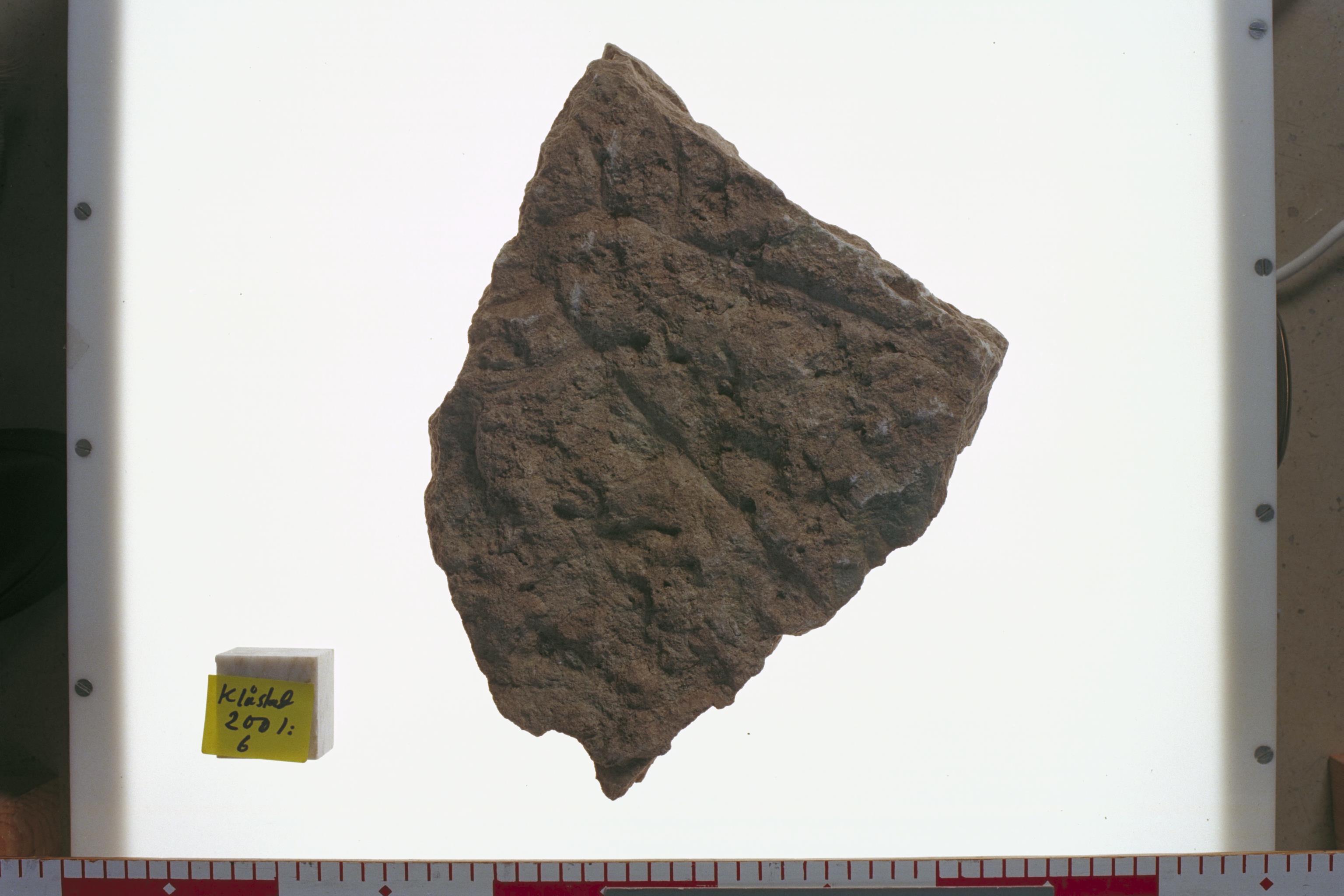 Bengt A Lundberg, ÖgNf2000 Klosterstad fragment med runor