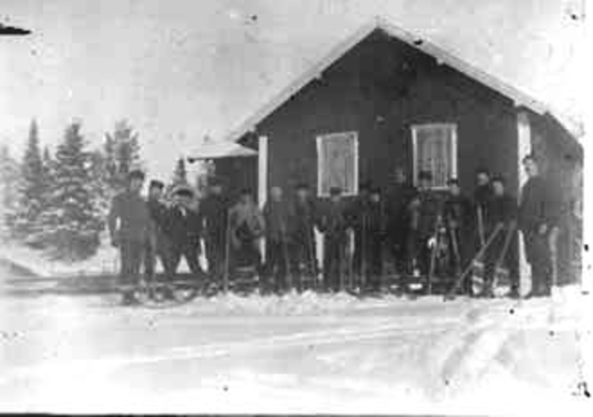 Anno Domkirkeodden, GRUPPE: 15 MENN PÅ SKI, DISKUSJONSFORENING, FORAN HUS, VINTER, OTTESTAD,