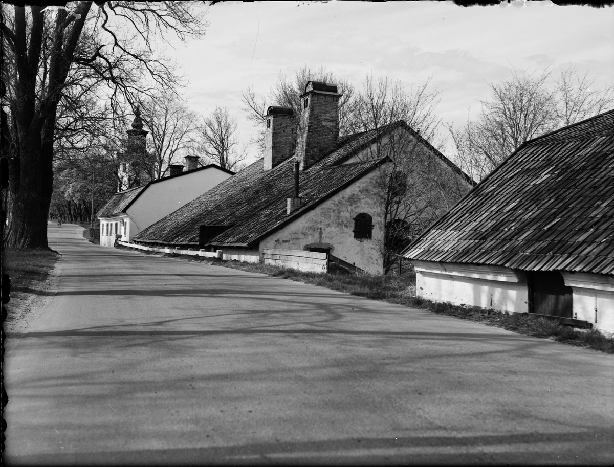 Skötsner-Edhlund, "Vallonsmedjan med Bruksgården bakom. I bakrunden skymtar klocktornet", Harg, Uppland 1911