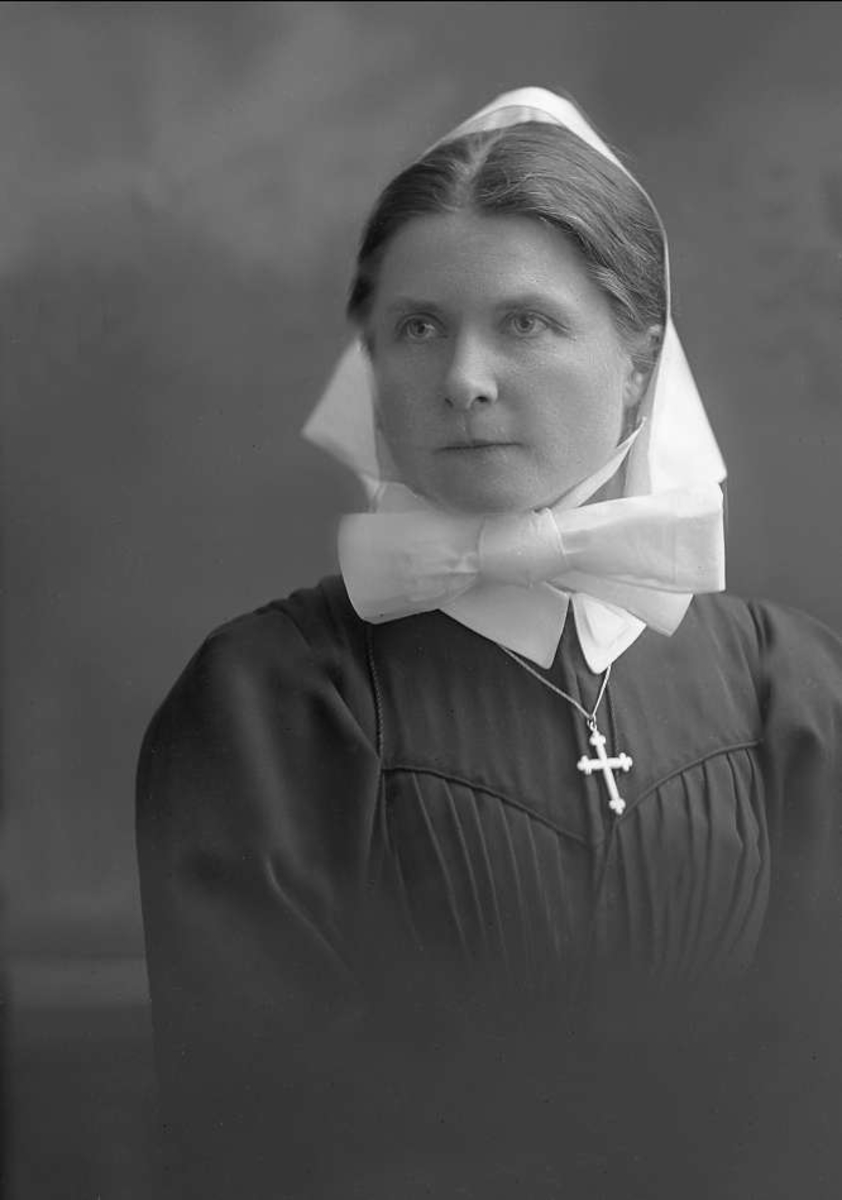 Gustav Borgen, Portrett, sykepleier i uniform. Søster Mailde Pedersen.