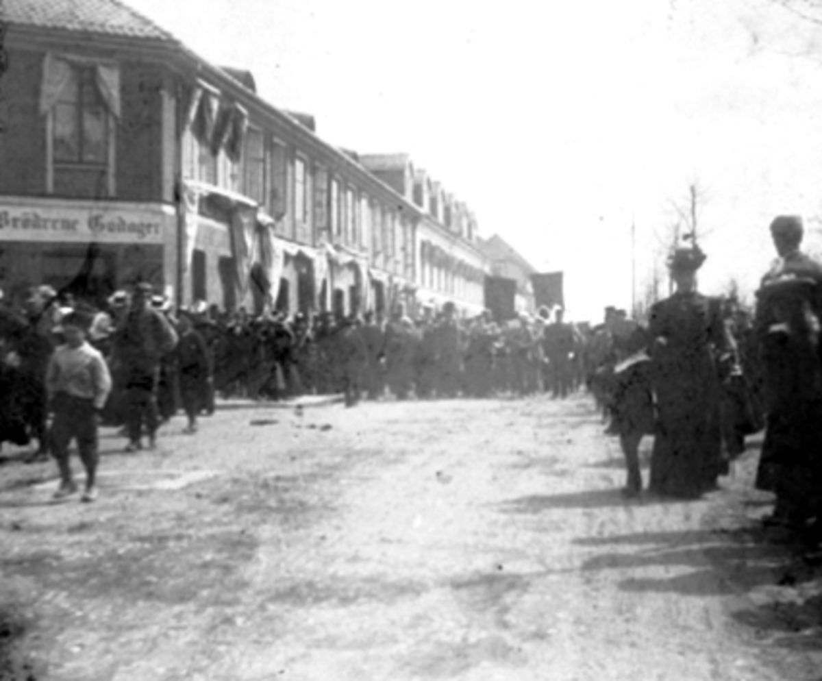 Anno Domkirkeodden, STRANDGATA, OPPTOG, 1 MAITOG -17 MAITOG
