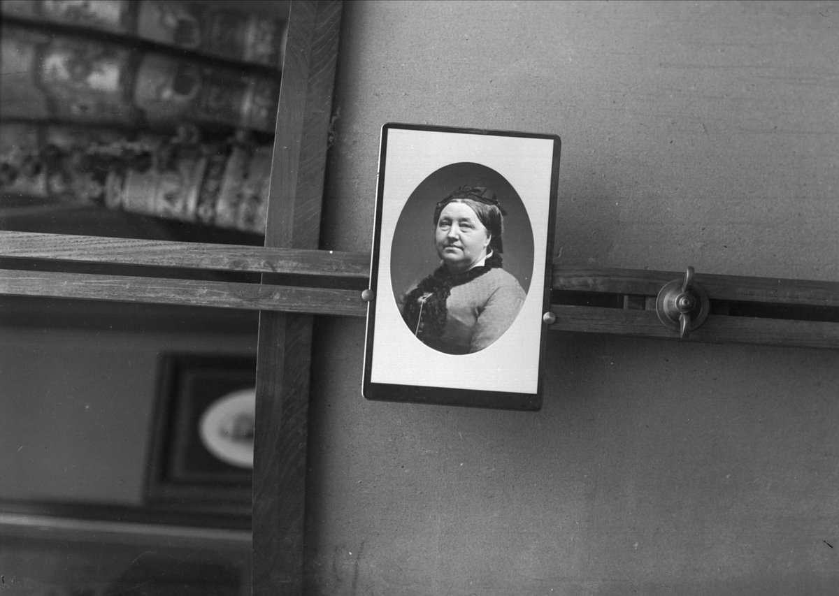 Gustav Borgen, Avfotografering, original opphengt på stativ. Portrett av eldre kvinne.