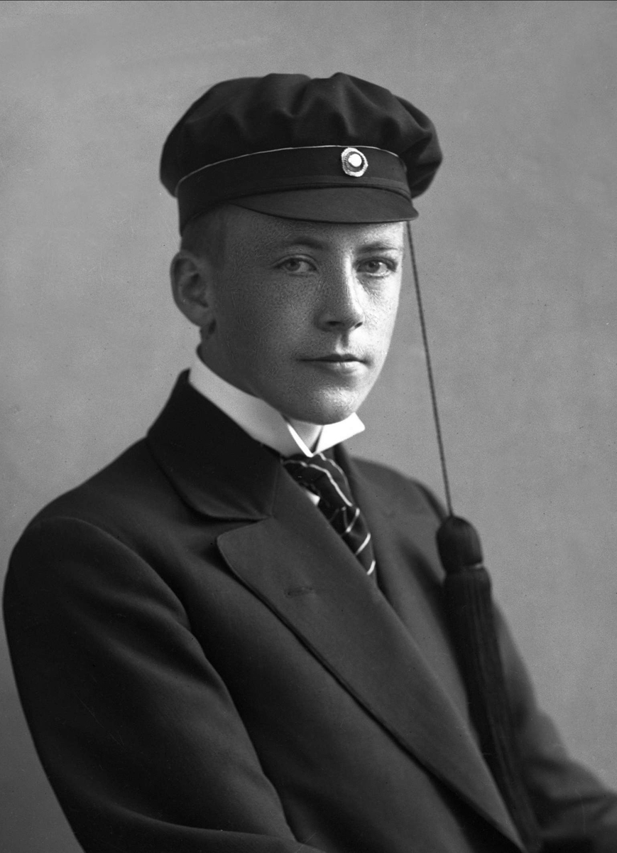 Gustav Borgen, Portrett, mann med studentlue. Herr Braae-Johansen.