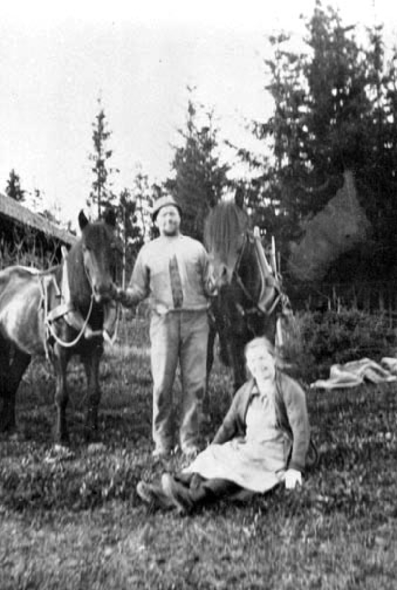 Anno Domkirkeodden, Jull Drager (1897-1974) mellom to hester. Jenny Drager (1898-1982) tar seg en pust i bakken på Mæhlum.