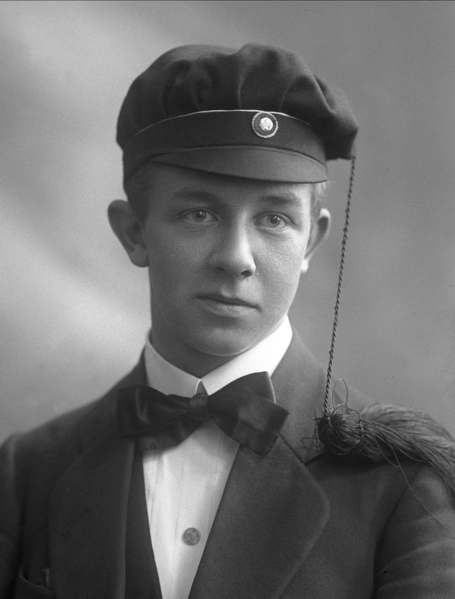 Gustav Borgen, Portrett, mann med studentlue. Student Birger Husbye.