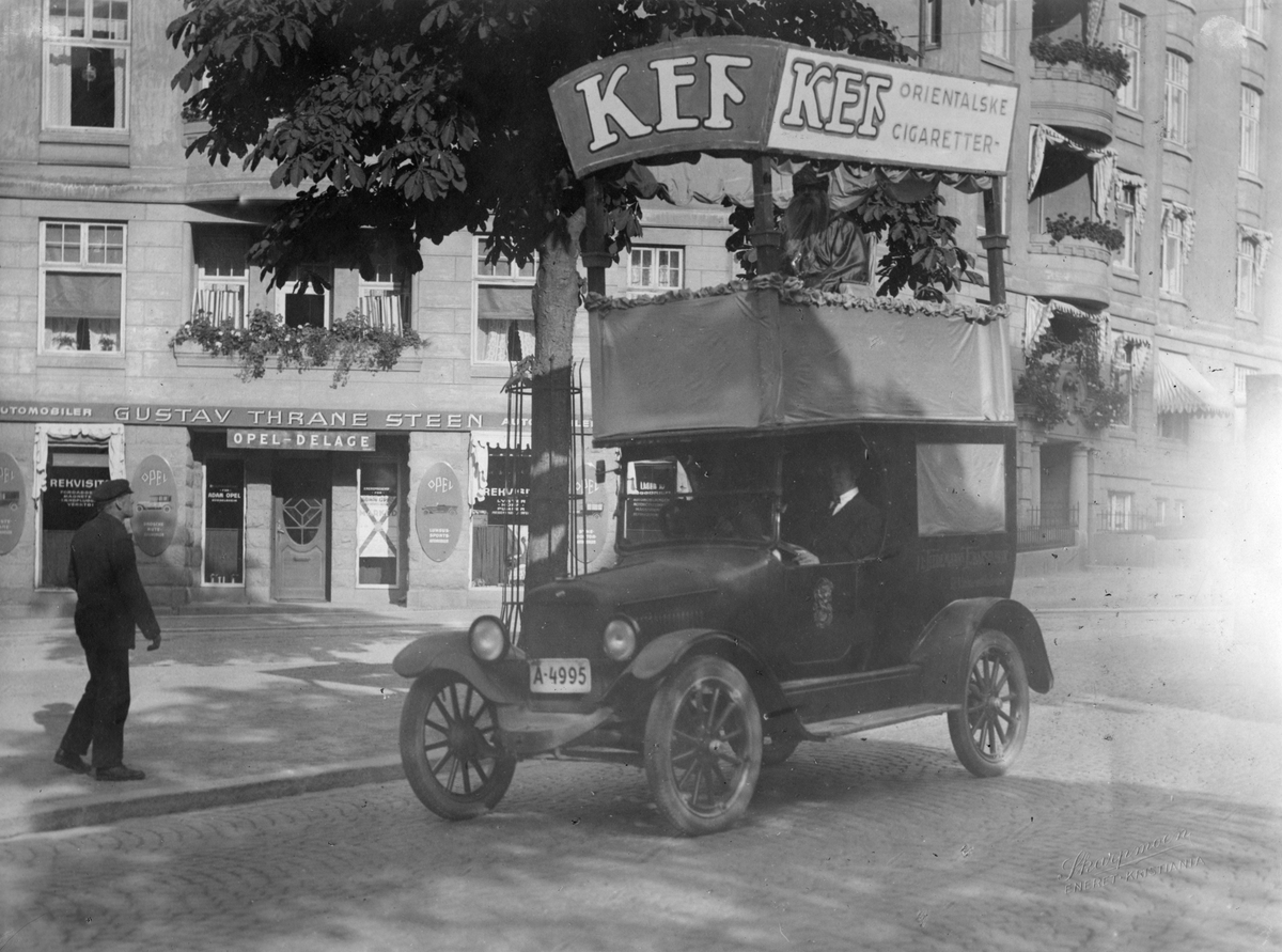 Narve Skarpmoen, Bil fra et reklameopptog i 1926 med reklame for Tiedemanns Kef sigaretter.