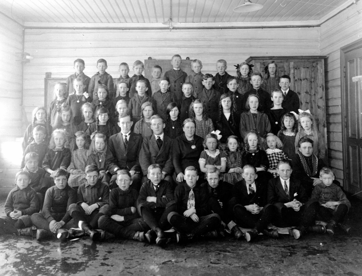 Anno Domkirkeodden, Elever og lærere ved Fagernes skole, Næroset, Ringsaker. Se baksiden av foto for navn.