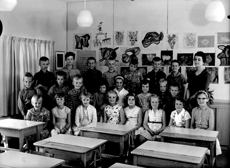 Sven Lindskog, Klassrumsinteriör, 23 skolbarn med lärarinna.