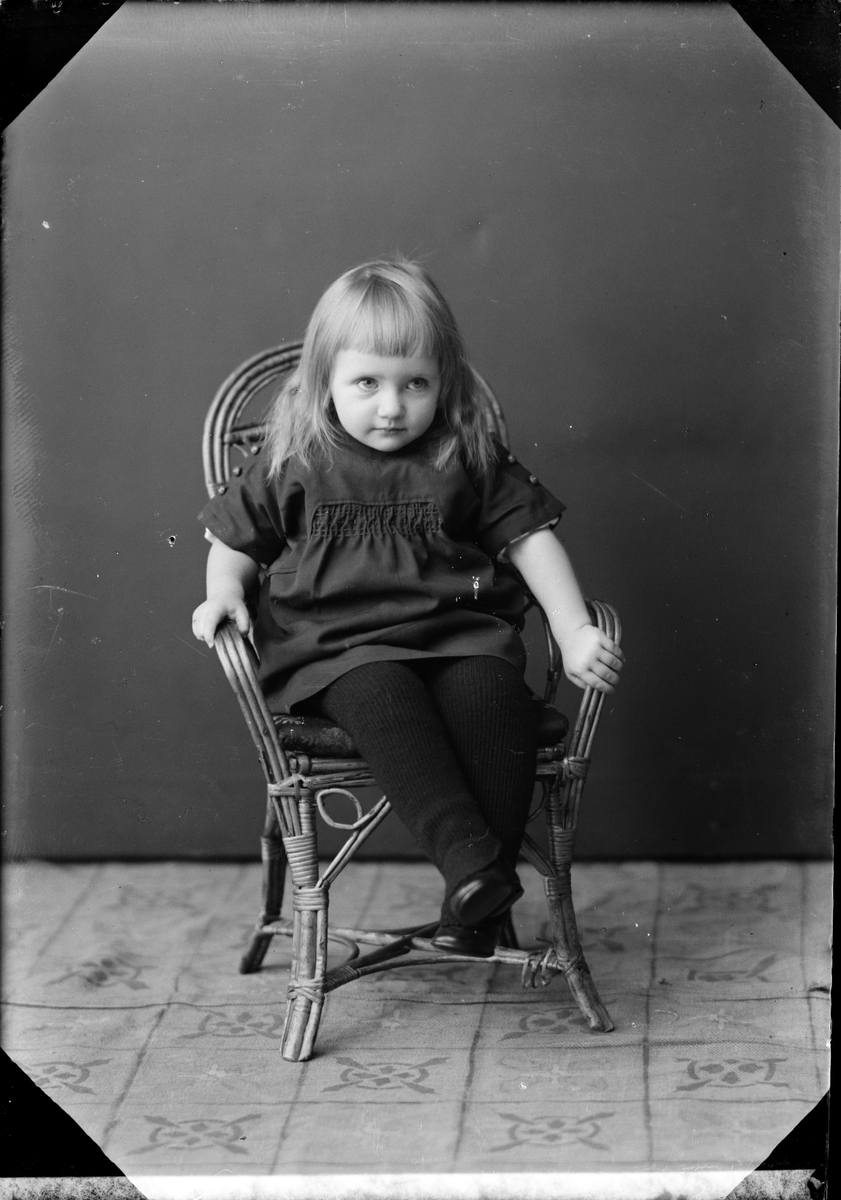 Skötsner-Edhlund, Barnporträtt - flicka, Östhammar, Uppland