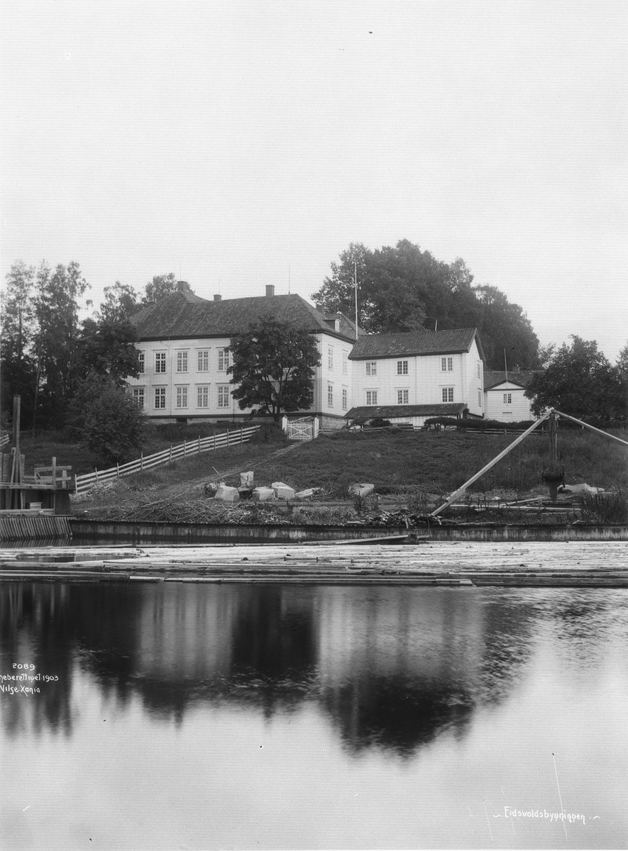 Anders Beer Wilse, Prot: Eidsvold - Eidsvoldsbygningen fra vest 6. Aug. 1903