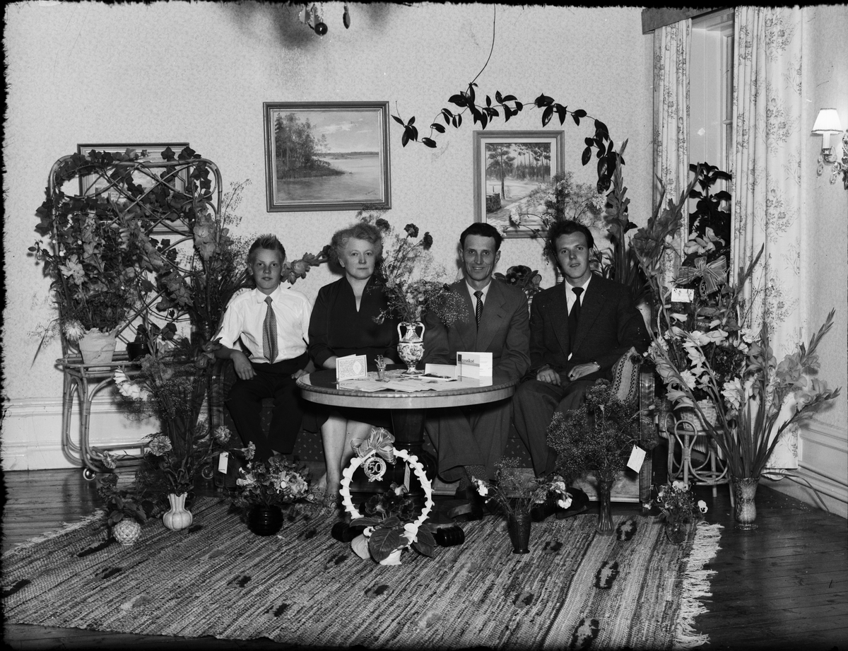 Skötsner-Edhlund, Grupporträtt i hemmiljö, Östhammar, Uppland