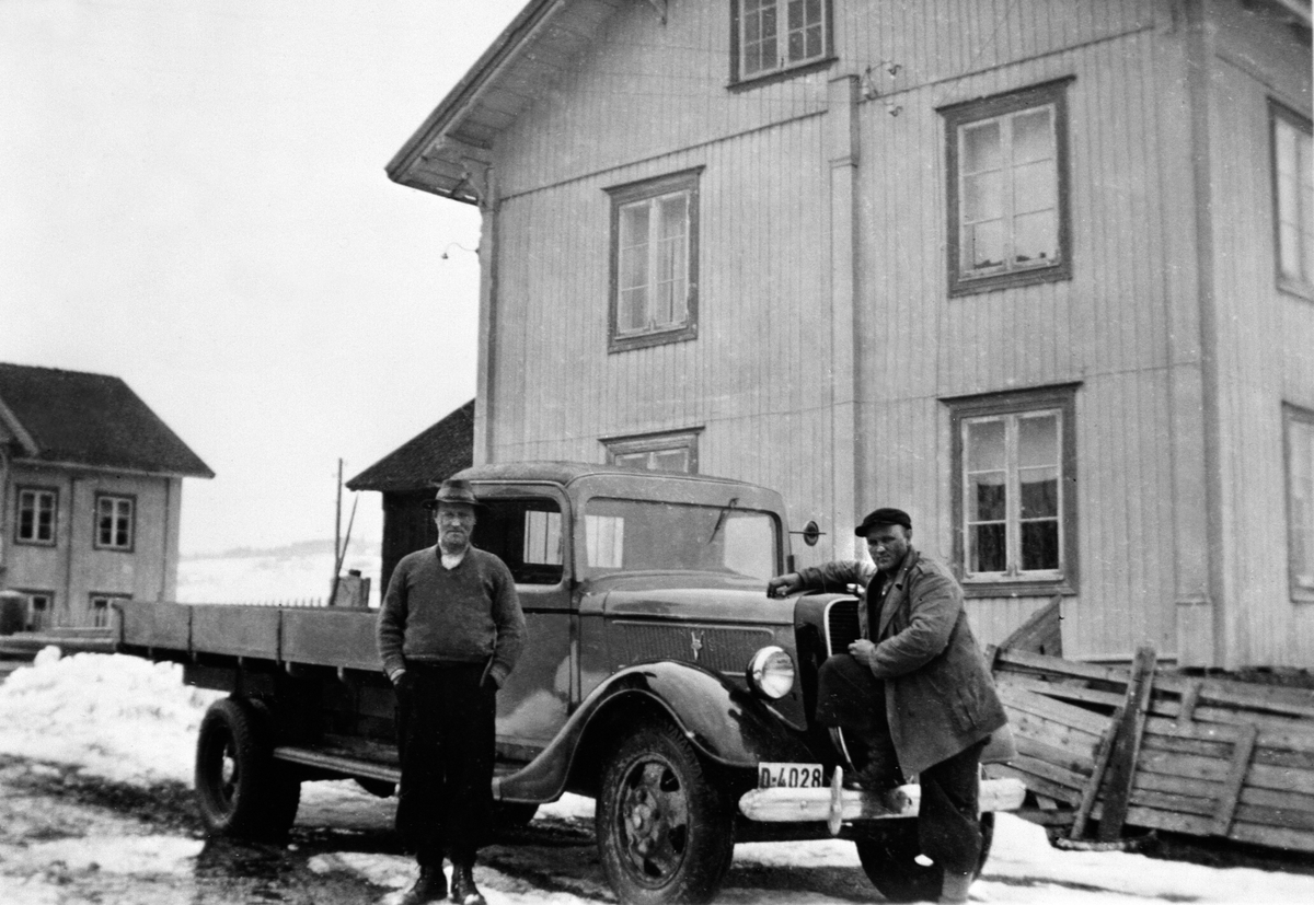 Anno Domkirkeodden, Gudbrand Kinde, Arnt Kinde med lastebil, en Ford V8, 1937 modell med nummer D-4028 på Alm øvre, Brøttum, Ringsaker.