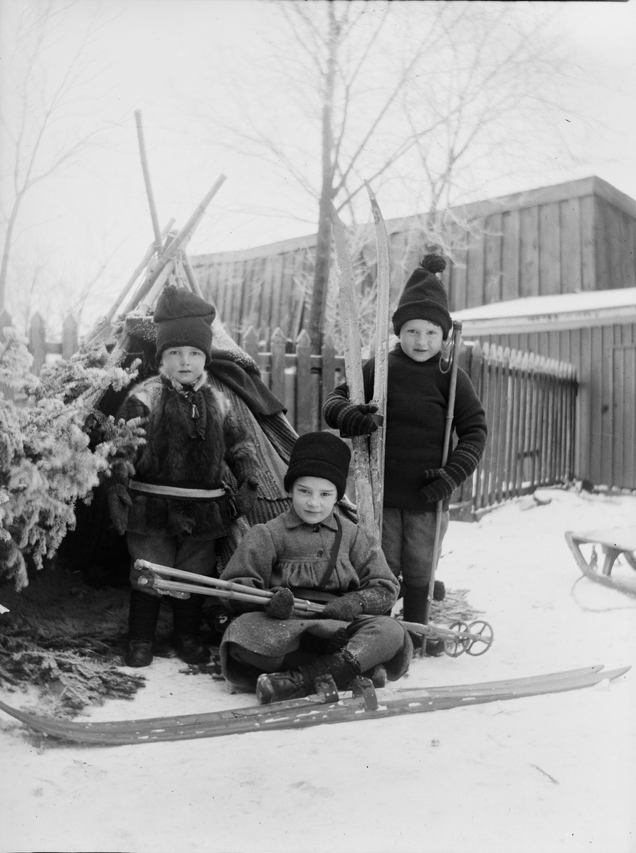 Carl Liljefors, Carin, Olle and Ivar Liljefors in a patchwork suit, likely Uppsala 1900 - 1901