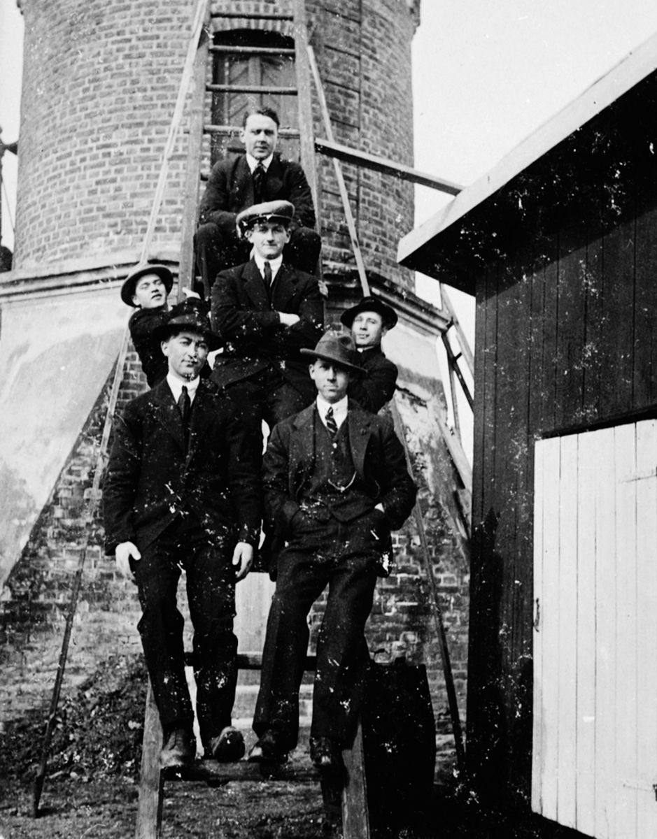 Anno Domkirkeodden, Seks unge menn i trappa til vanntårnet på Brumunddal stasjon. Bak Wilberg, Birger Bækkevold, Harald Hansen, Marthinus Larsen, Marthinus Olsen, Hans Holter.