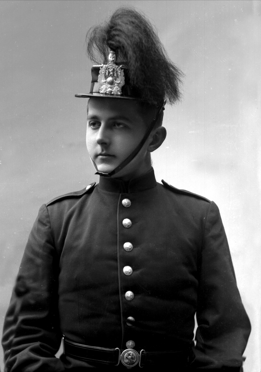Gustav Borgen, Portrett, mann i kadettuniform.