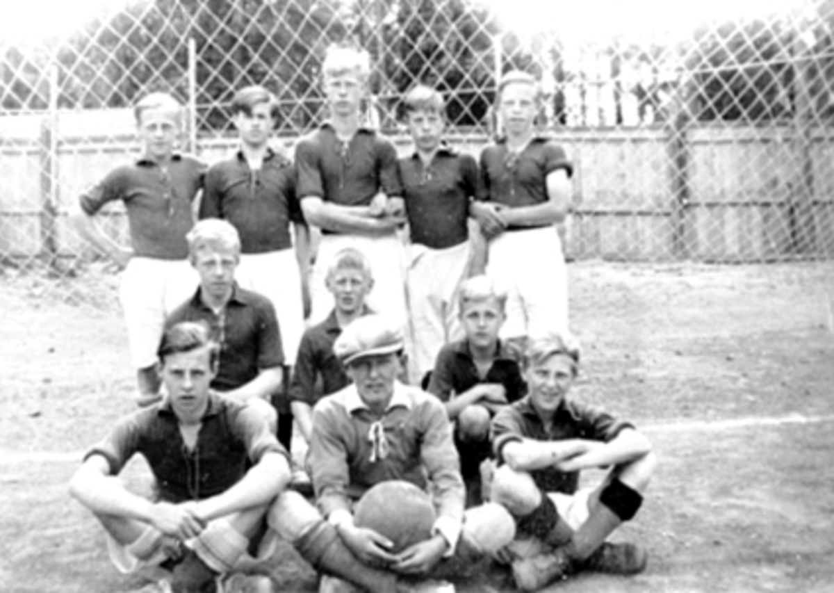 Anno Domkirkeodden, HAMAR AIL FOTBALLAG, GUTTELAGET, ARBEIDERNES IDRETTSLAG, SENERE: HAM-KAM, FORAN: REIDAR NILSEN, UKJENT, TRYGVE HANSEN, I MIDTEN: ODDVAR NYBAKKEN, ARNE(MAN) OLSEN, MAGNE PEDERSEN, ?, BAK: BJERKE, OLAF OLSEN, HANS NYBAKKEN, ?, WALTER SUND.