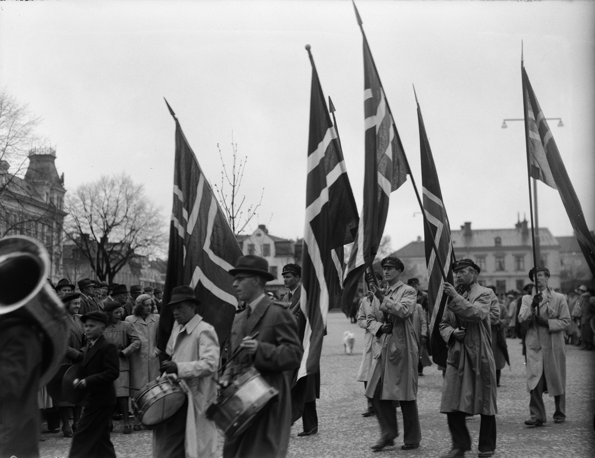 Paul Sandberg, "Stor uppslutning i Upsala kring syttendemaifirandet" - fanborgen med norska flaggor på Vaksala torg, Uppsala maj 1942