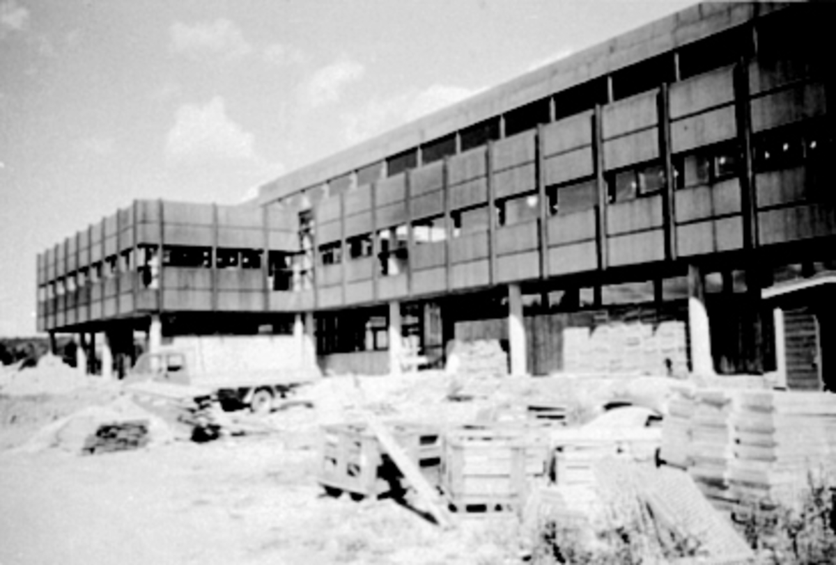 Anno Domkirkeodden, NORSK TIPPING A/S, EKSTERIØR AV FASADE NYBYGGET, 32-33 1973, JØNSRUDVEGEN 21 PÅ STORHAMAR. HAMARARKITEKTEN CHR. LINDMAN TEGNET DET NYE BYGGET, OG INNFLYTTINGEN SKJEDDE I 1975.