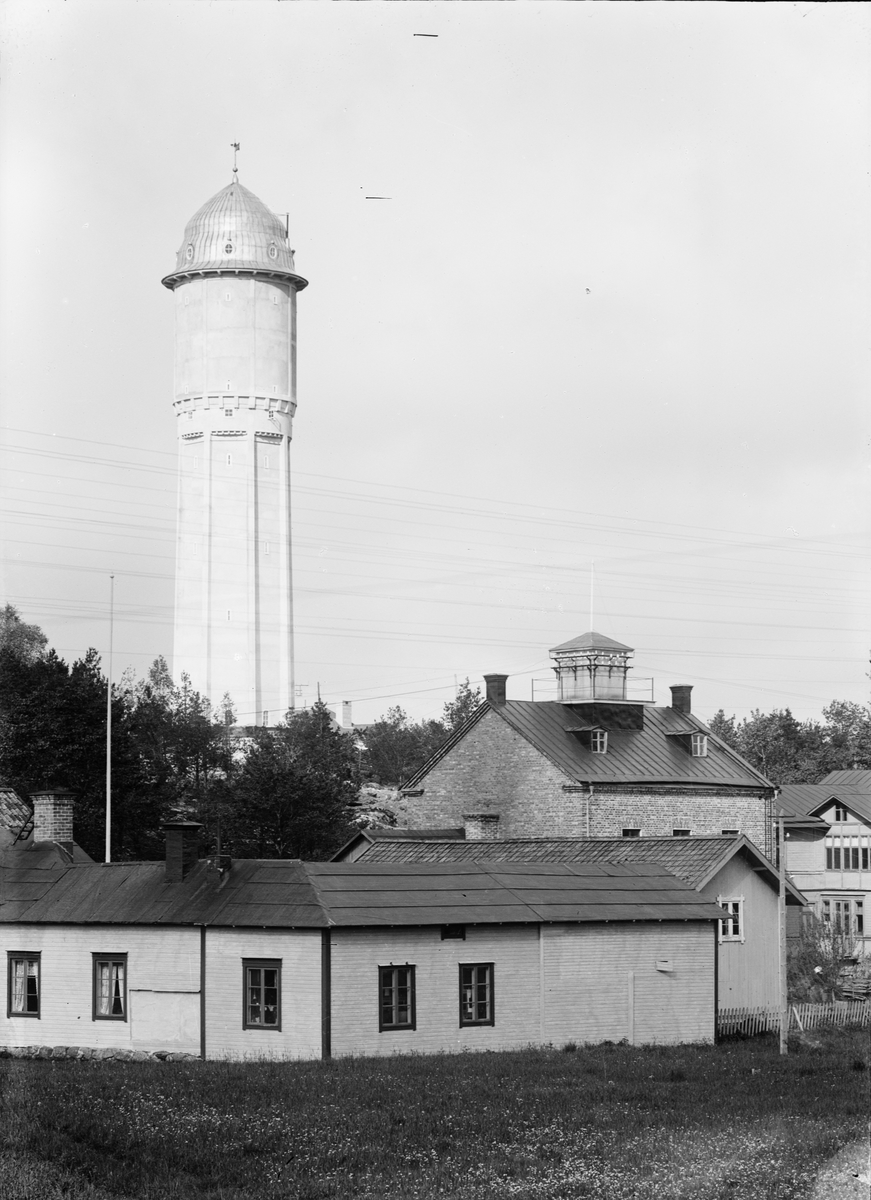 Per Elis Edhlund, Vattentornet med elektricitetsverket till höger, i förgrunden Lundins gård, Östhammar, Uppland