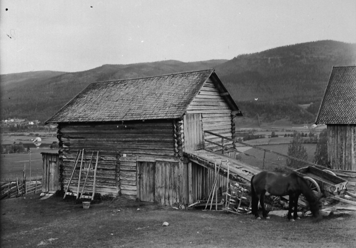 Nordiska Museet, Stall med låvebru, S. Bjøntegård, Ø. Rendal, 1927.