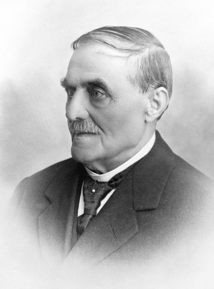 Anno Domkirkeodden, KURVMAKER VINZENS CHRISTOPHERSEN. ÆRESMEDLEM I HAMAR HÅNDVERKERFORENING FRA 13 MARS 1926. NEVNT I FORHANDLINGSPROTOKOLLEN FØRSTE GANG I 1892. MEDLEM OG KASSERER I STYRET FOR UNDERSTØTTELSESKASSEN I MANGE ÅR. Han og hans hustru opprettet i 1927 et legat som tilfalt Hamar Håndverkerforenings Understø…