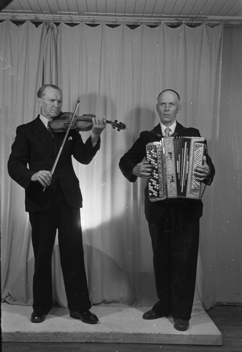 Unknown artist, To musikere,en med fiolin og andre med trekkspill
