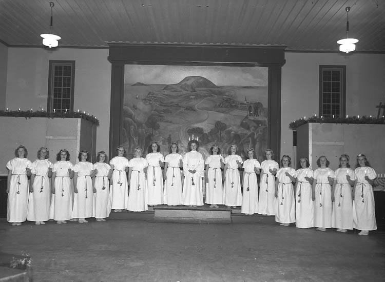 Karl Gustaf Henrik Henriksson, "Lucia med tärnor i samlingssalen, alla har ljus" enligt bildtext.
