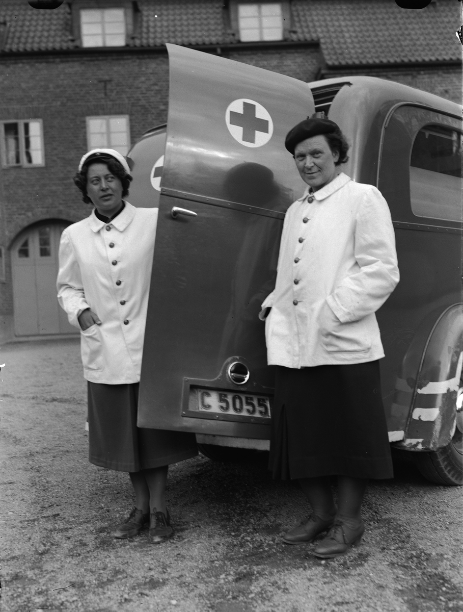 Paul Sandberg, The Ambulance Drivers Ruth Johansson and Eva Hellenius in Uppsala Female Bilkår