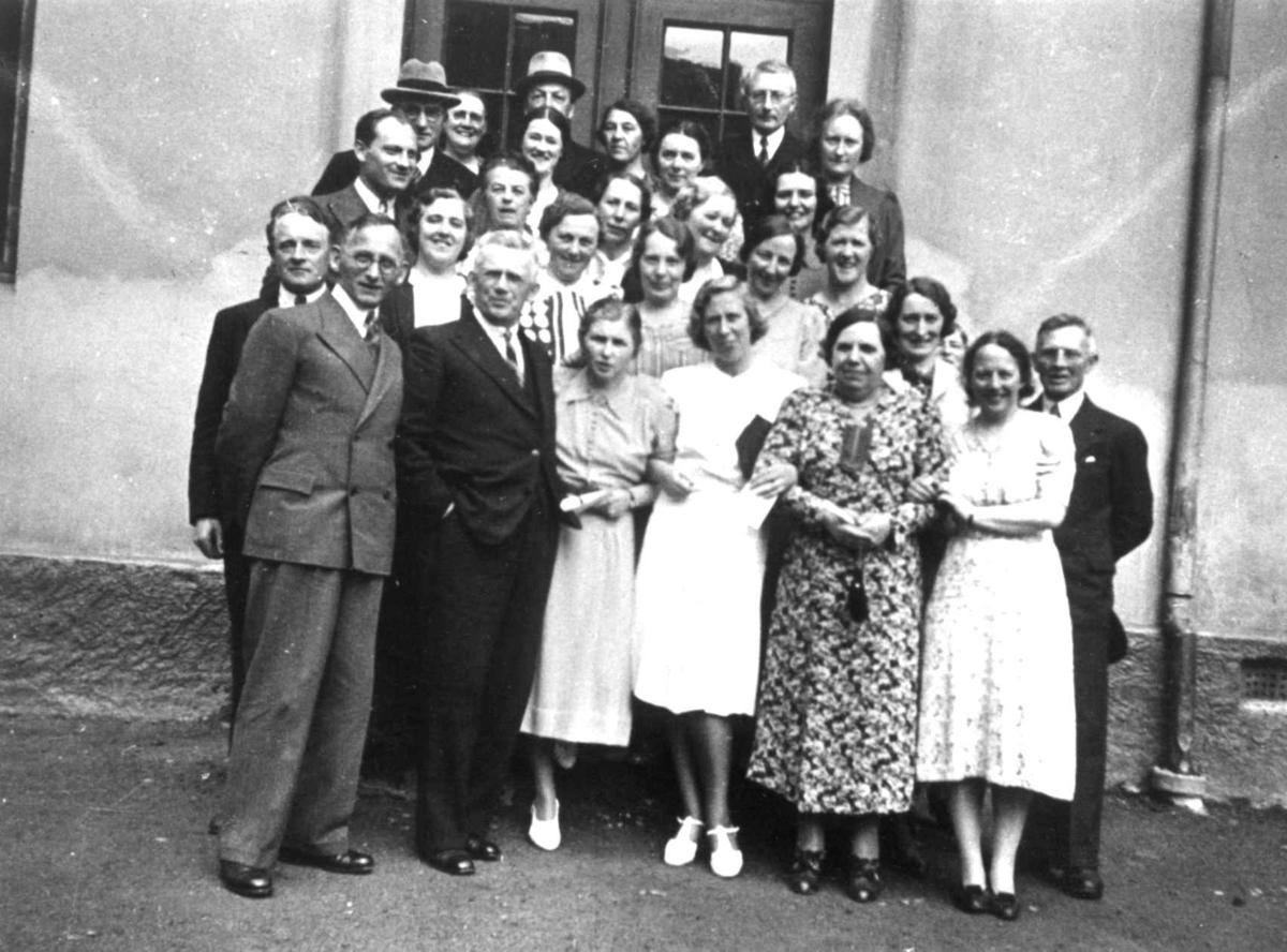 Anna Grostøl, Anna Grostøls familie poserer foran inngangsdøren. Vest-Agder 1941-42.