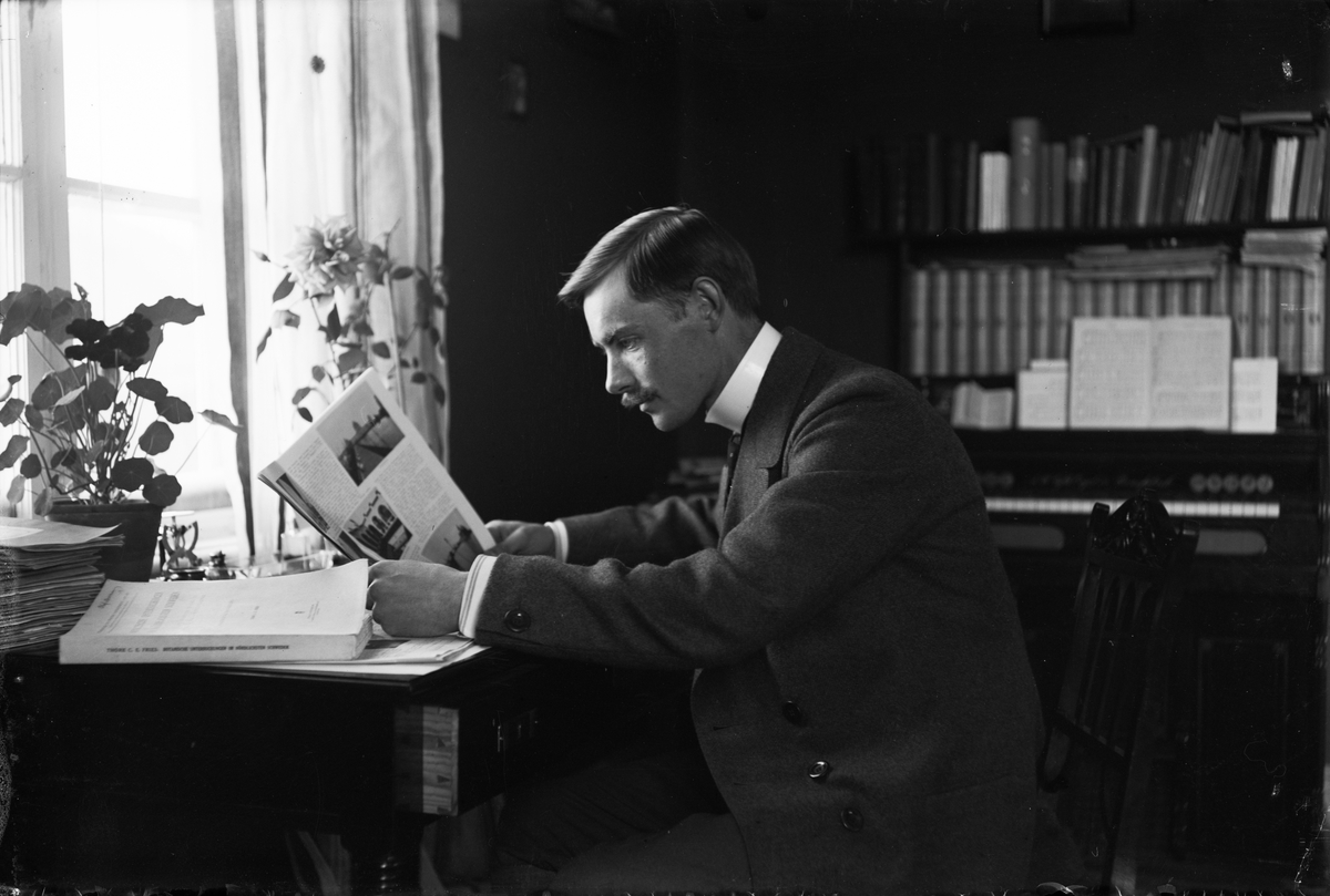 Josef Ärnström, Josef Ärnström sitter vid skrivbordet och läser, Uppsala 1920-talet