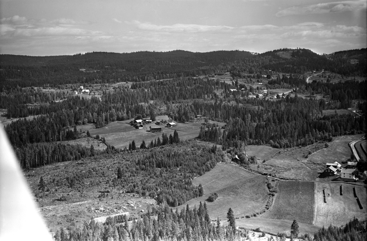 Widerøes Flyveselskap A/S, Flyfoto, Kroken Østre Skogbygd, Løten. Bakken nedre (til høyre) og Kroken. Solberg`s-grenda. Kommunegrensa mot Elverum går på skrå i bilde. Horisonten i bildet er skogen til Murud i Heradsbygda. Stor-Bronken ligger bak Sauberget og Hanakneberget i høyre bildekant.