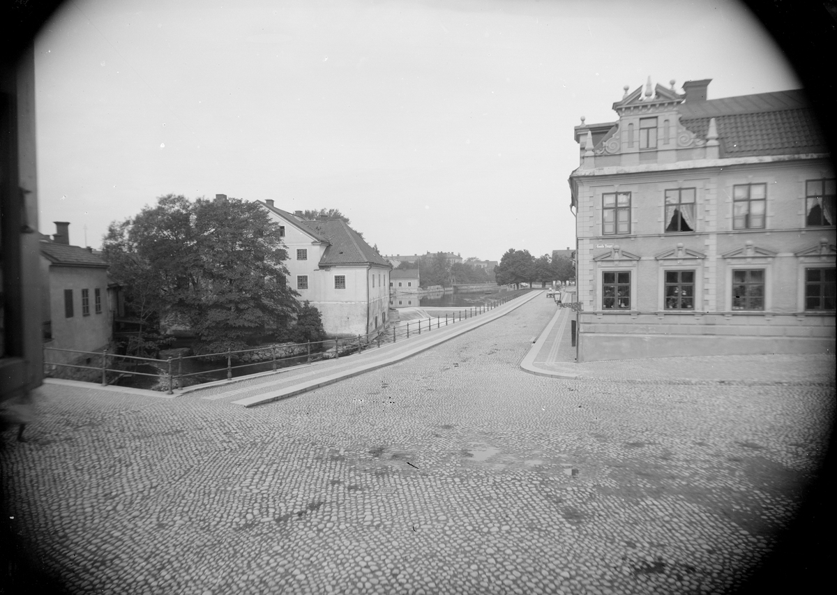 Henri Osti's Fotografiateliér, Akademikvarnen och Östra Ågatan från Gamla torget, Uppsala 1890