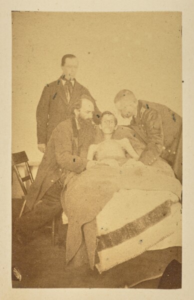 Unknown, [Bedridden soldier surrounded by doctors]