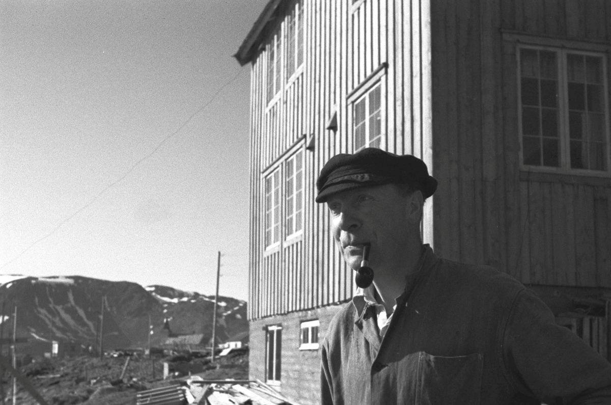 Ola Hanche-Olsen, Gjenreisning. Peder Lamøy med pipe utenfor bolighuset sitt i Honningsvåg. 1946/47.