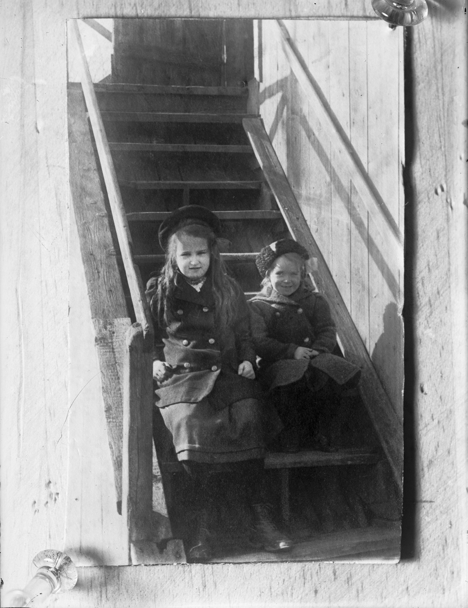 Carl Liljefors, Elsa och Maja Liljefors, sannolikt Uppsala