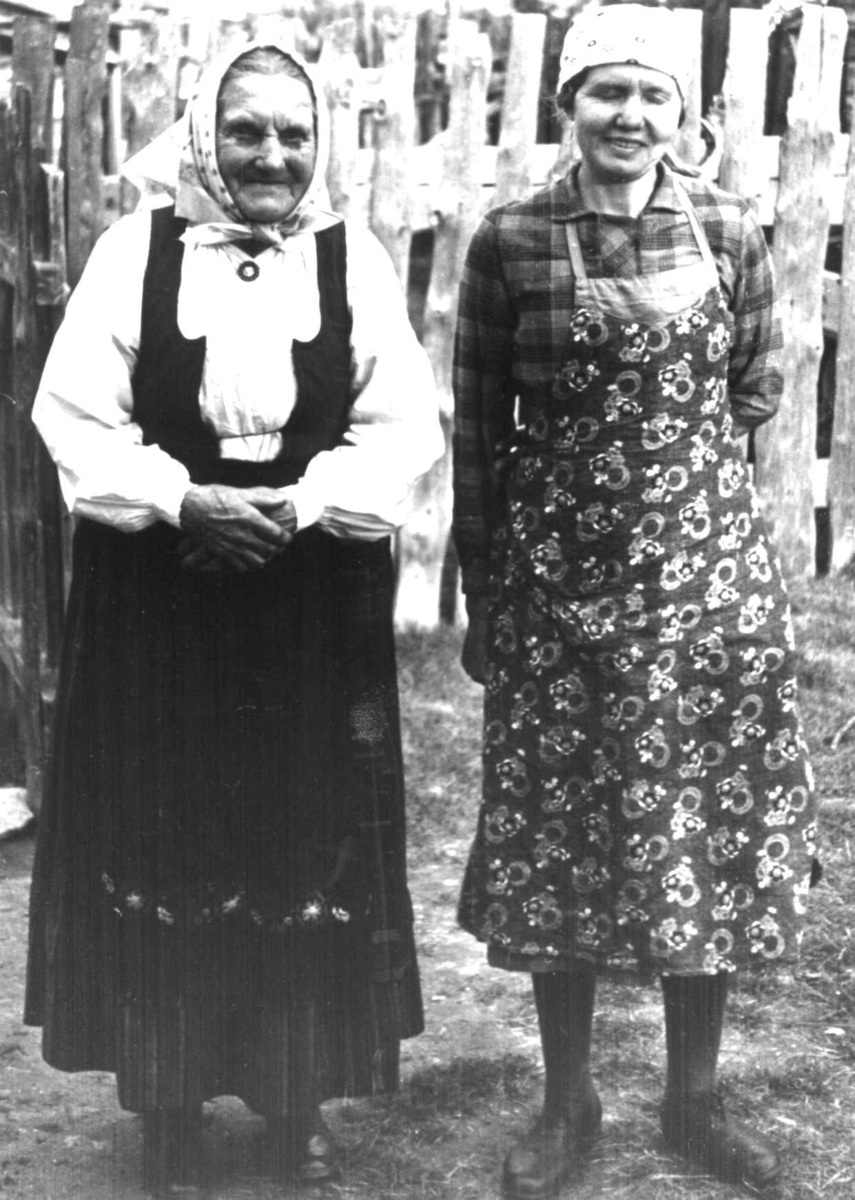 Anna Grostøl, Skjåk, Oppland 1941. Guro Breiskriden og datteren Maria.