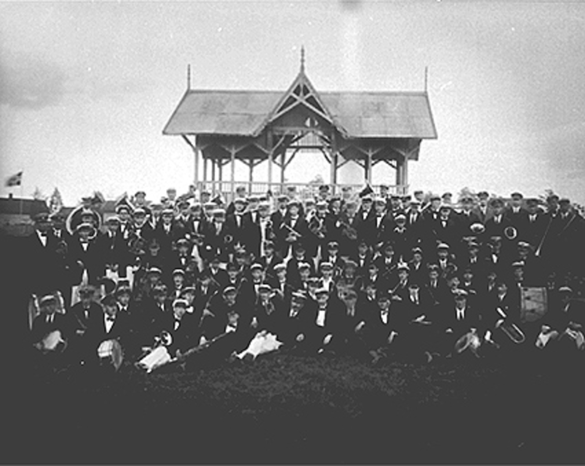 Anno Domkirkeodden, MUSIKKORPS, MUSIKKSTEVNE, UTSTILLINGSPLASSEN, MUSIKKPAVILJONG, DIRIGENTER FRA VENSTRE: H. P. NOHR, HALVDAN HANSEN, EDV. DAHL, ARNE JENSEN