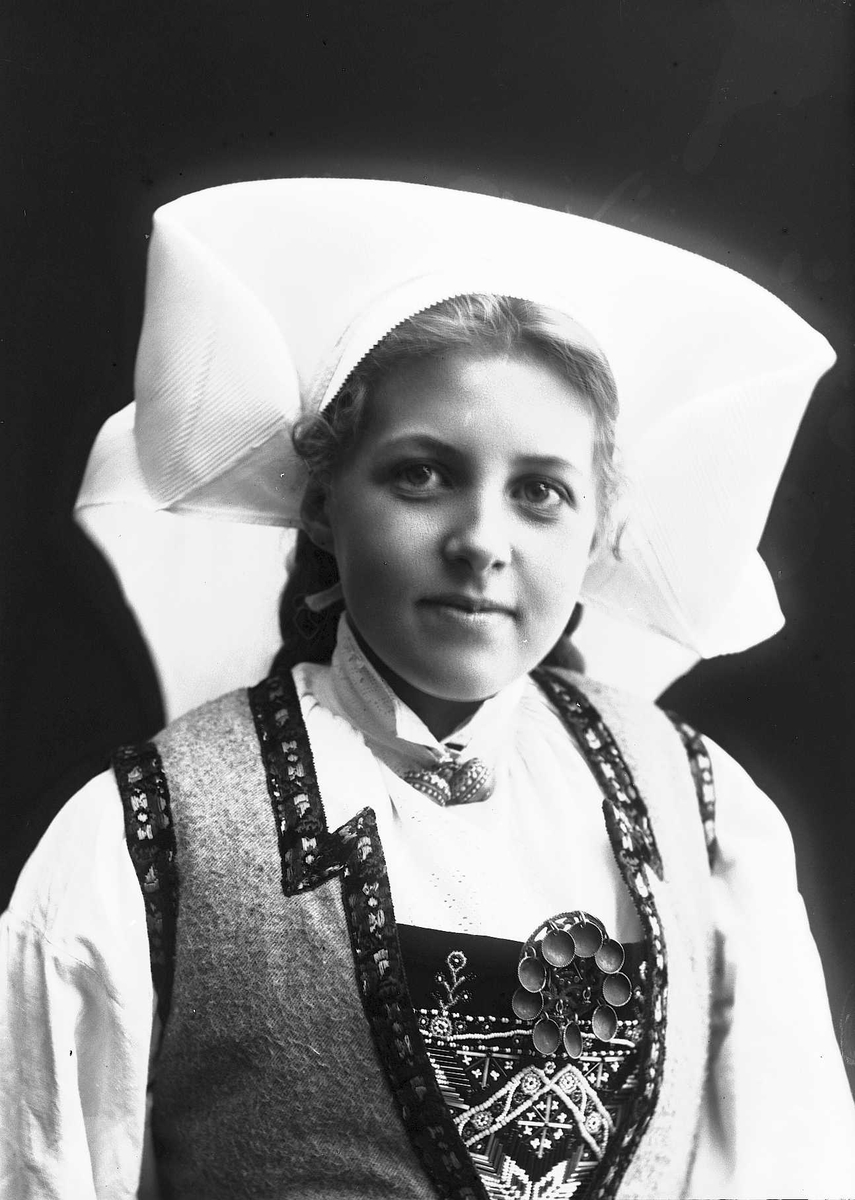 Solveig Lund, Studioportrett av kvinne i drakt og skaut.