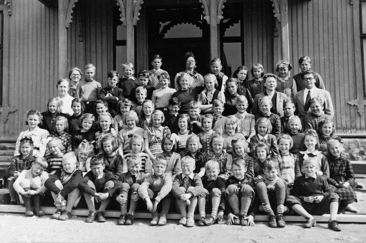 Anno Domkirkeodden, GRUPPE: 65, SKOLEELEVER, SKOLEKLASSER KIRKEKRETSEN SKOLE, SENERE RIDABU SKOLE Foran f. v. Steinar Bekkevold, Harald Haug, Kåre Haugli, Harald Nordli, Per Hubred, Jan Emilsen, Nils Harald Tangen, Arvid Kay, Hans Cato Hansen og Erik Johansen. 2. rekke f. v. Aud Karin Lunde, Kari Løvland, Inger Brendl…