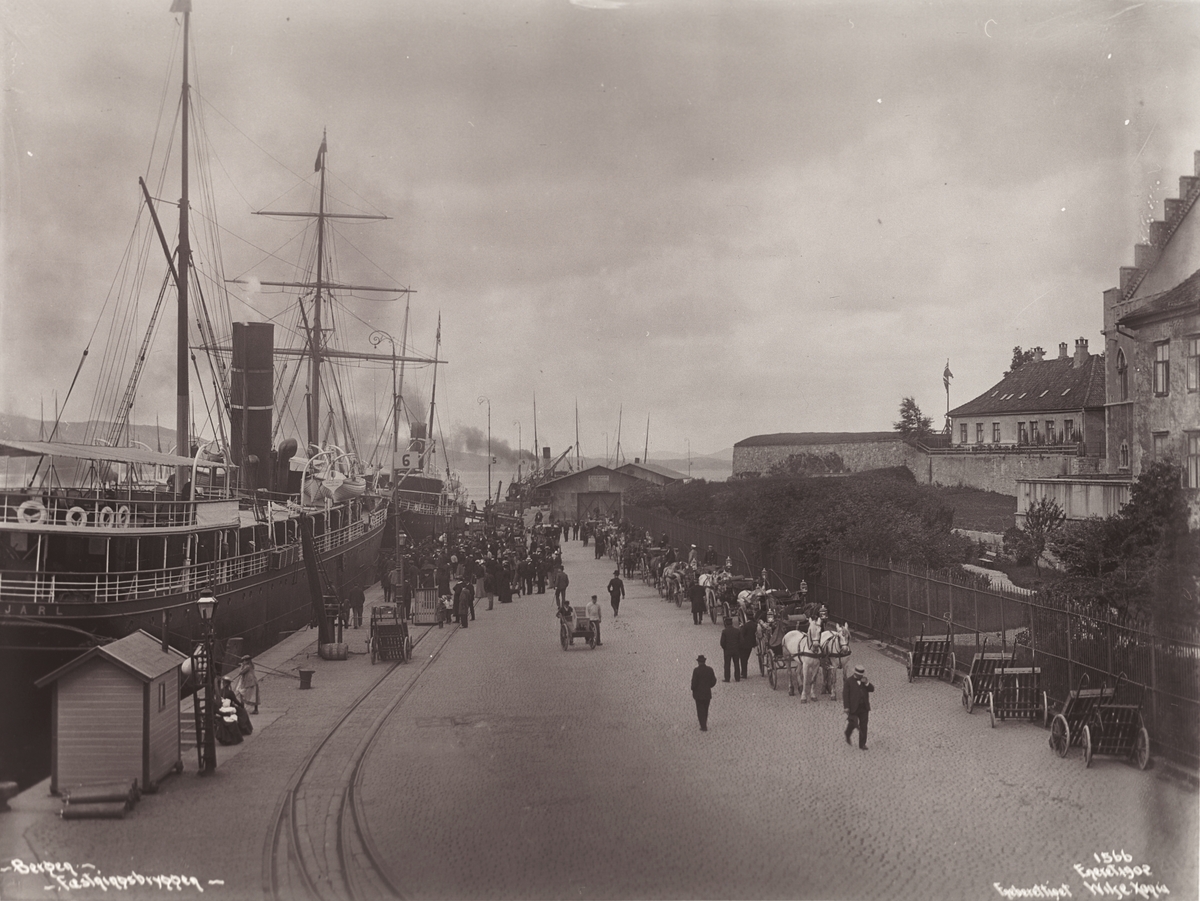 Anders Beer Wilse, Prot: Bergen - Ankomst av Turistbaaten 25. Juli 1902