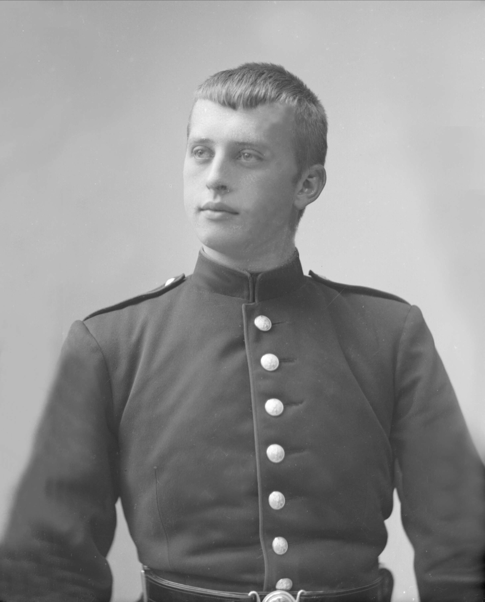 Gustav Borgen, Portrett, mann i kadettuniform.