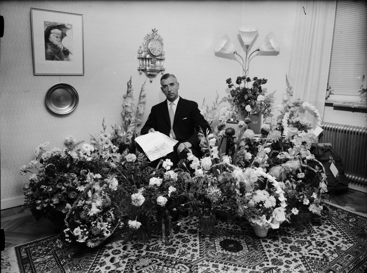 Skötsner-Edhlund, Bertil Boman omgiven av blommor i bostadsmiljö, Östhammar, Uppland