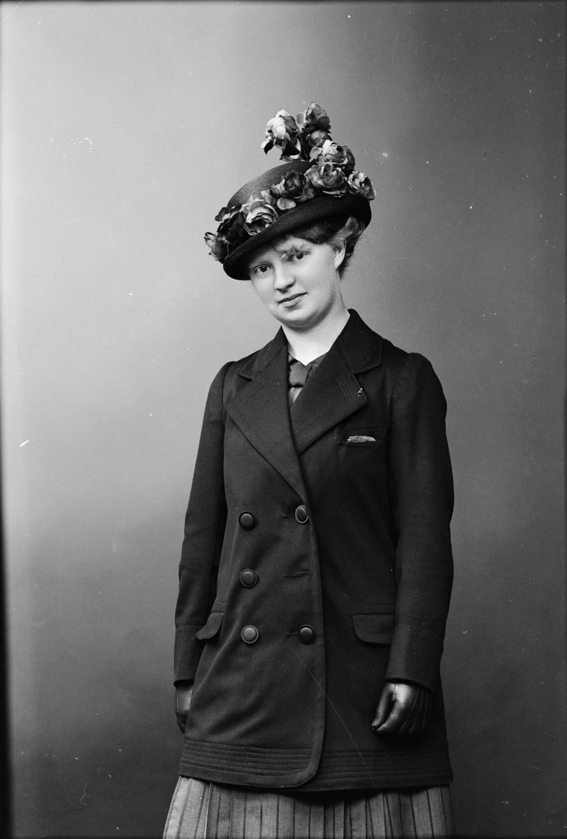 Skötsner-Edhlund, Ateljéporträtt - kvinna i hatt med blommor, Östhammar, Uppland