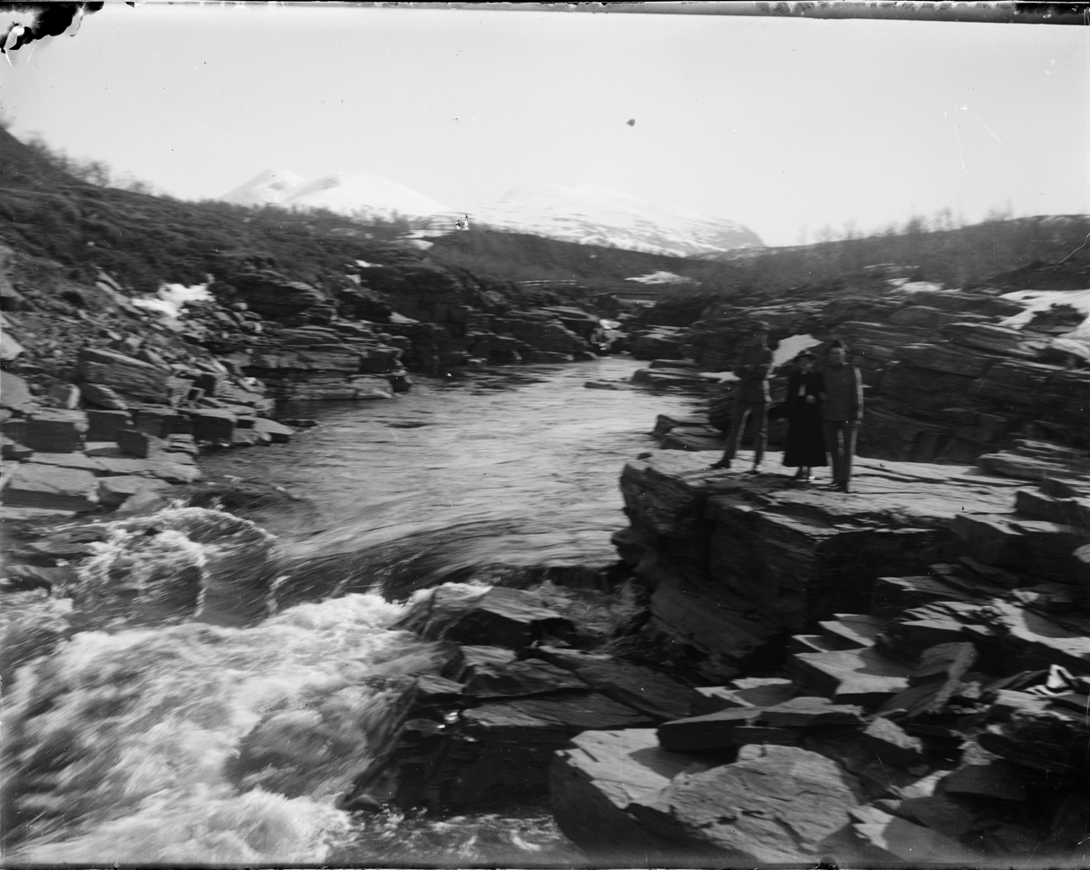 Skötsner-Edhlund, Män och kvinnor vid vattendrag i fjällandskap, Boden
