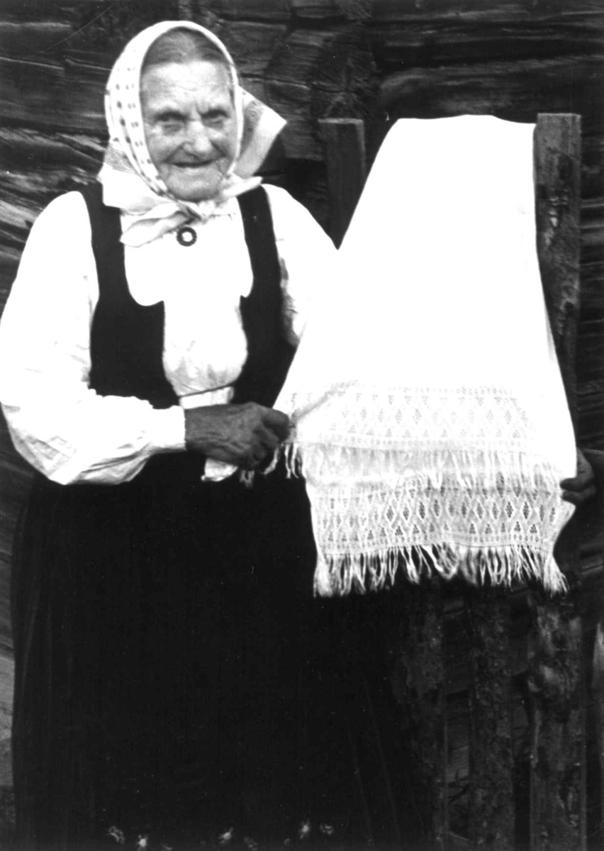 Anna Grostøl, Skjåk, Oppland 1941. Guro Breiskriden viser håndkle med sprang-bord.
