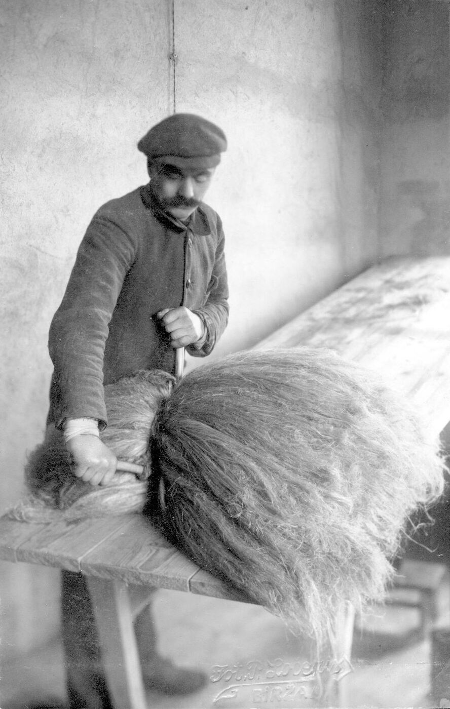 Petras Ločeris, Linų fabriko darbininkas riša linų ryšulėlį