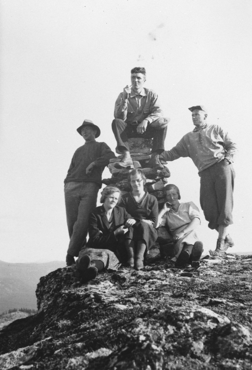 Ukjent, Menn og kvinner på fjelltur